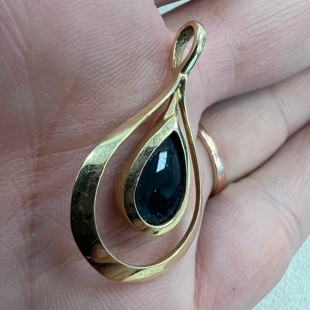Stunning 14K gold pendant with onyx 2.6g
